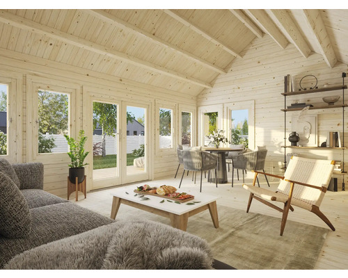 Ljust trärum med soffa, bord, stolar och hyllor för en vänlig atmosfär.