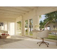 Interiörbild av ett trähus med kontorsplats, sittplatser och fönster