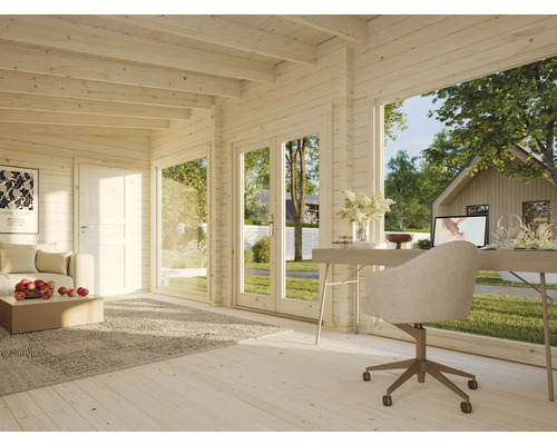 Interiörbild av ett trähus med kontorsplats, sittplatser och fönster