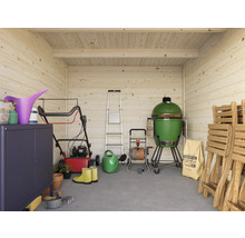 Rymligt redskapsbod med trädgårdsredskap, grill, stege och trädgårdsmöbler.