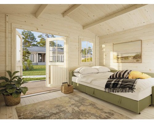 Ljust rum med träväggar, säng och öppen dörr till trädgården