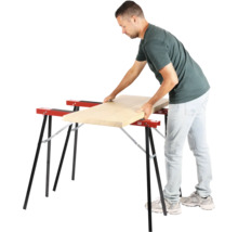 Man lägger träskiva på två bockar