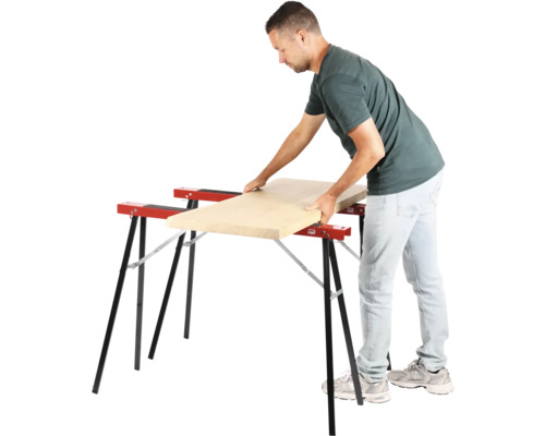 Man lägger träskiva på två bockar