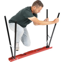 Man använder en bärhjälp för gipsskivor