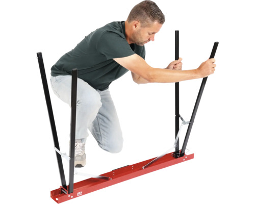 Man använder en bärhjälp för gipsskivor