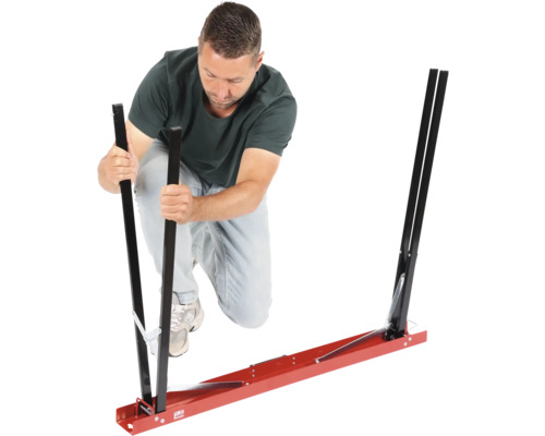 Man monterar ett monteringshjälpmedel för bilglas.