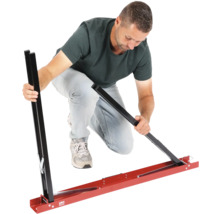 En person monterar en panelskärare.