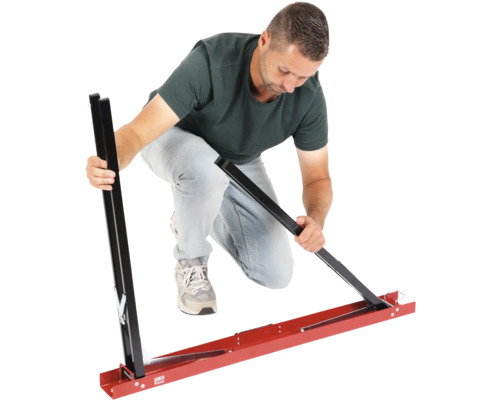 En person monterar en panelskärare.