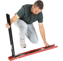 Man monterar en skärmall för kakel av metall för stora plattor