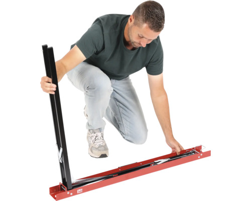 Man monterar en skärmall för kakel av metall för stora plattor