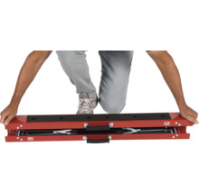 Person knäböjer på en motorcykellyft från Cargo Point