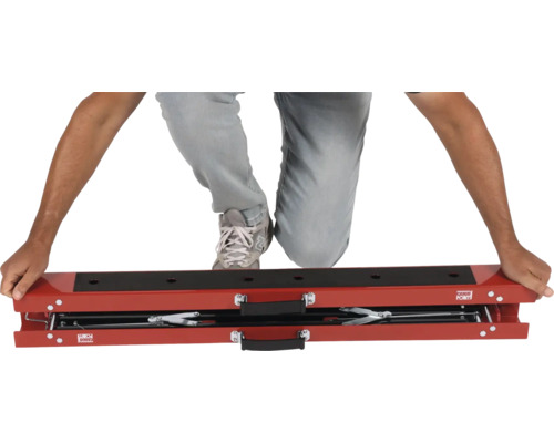 Person knäböjer på en motorcykellyft från Cargo Point