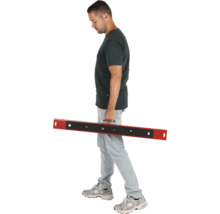 Man som bär en rätskiva med handtag