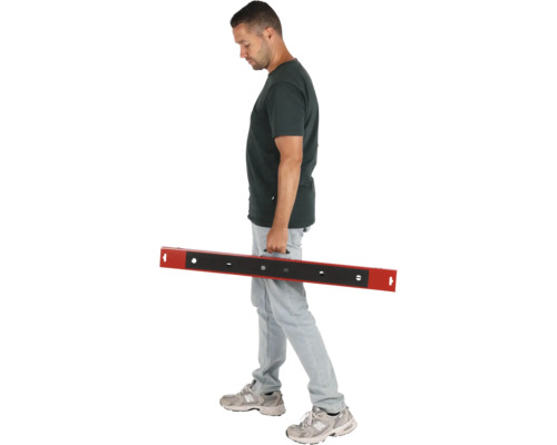 Man som bär en rätskiva med handtag