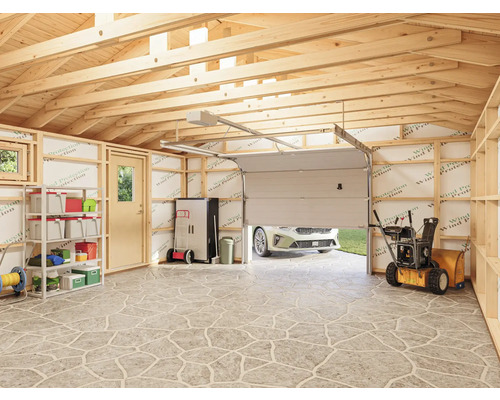 Ljust garage med träram, hyllor, förvaringsskåp, snöslunga och delvis öppen garageport