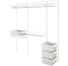Hyllsystem med hyllor, klädstänger och trådkorgar för en flexibel förvaringslösning