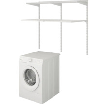 Tvättmaskin under ett hyllsystem