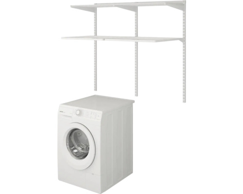 Tvättmaskin under ett hyllsystem