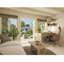 Interiör av ett ljust trähus med vardagsrums- och arbetsområde, utrustat med soffa, skrivbord och kontorsstol