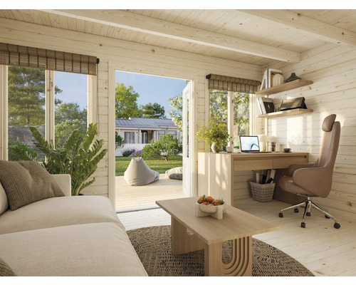 Interiör av ett ljust trähus med vardagsrums- och arbetsområde, utrustat med soffa, skrivbord och kontorsstol