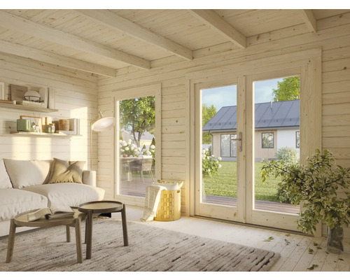 Ljust vardagsrum med träpanel, soffa, bord och utsikt genom en altandörr till ett hus i trädgården