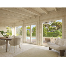 Interiör av ett ljust trädgårdshus med matbord och utsikt över trädgården med pool