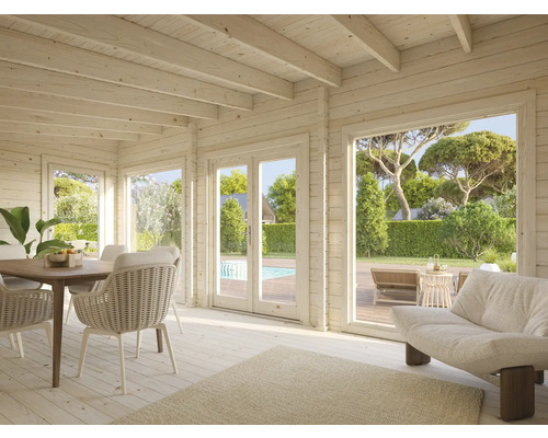 Interiör av ett ljust trädgårdshus med matbord och utsikt över trädgården med pool