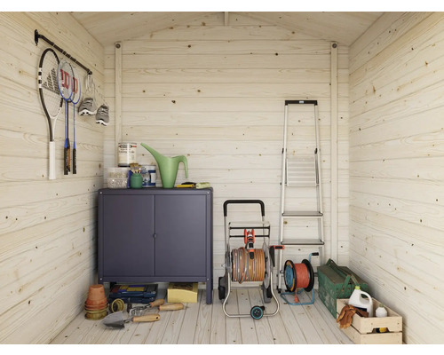 Interiör av en trädgårdsskjul med hyllor, verktyg, trädgårdsslang och stege