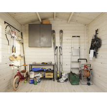 Organiserat redskapsbod med sportartiklar, verktyg och trädgårdstillbehör.