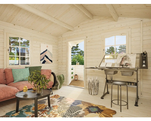 Ljust trädgårdshus med soffa, bord och ritbord