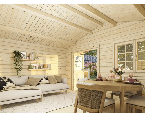 Ljust trärum med soffa, hyllor, bord och stolar