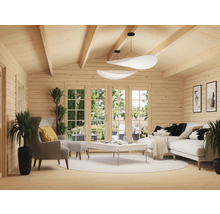 Ljust vardagsrum med träpanel, soffa, fåtölj och krukväxter