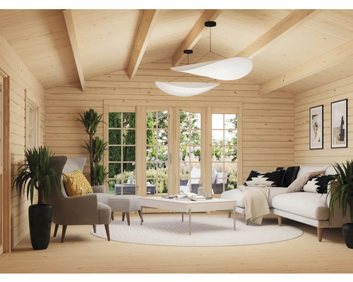 Ljust vardagsrum med träpanel, soffa, fåtölj och krukväxter