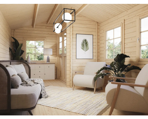 Ljust vardagsrum med träpanel, soffa, fåtöljer och dekorationer för en mysig atmosfär