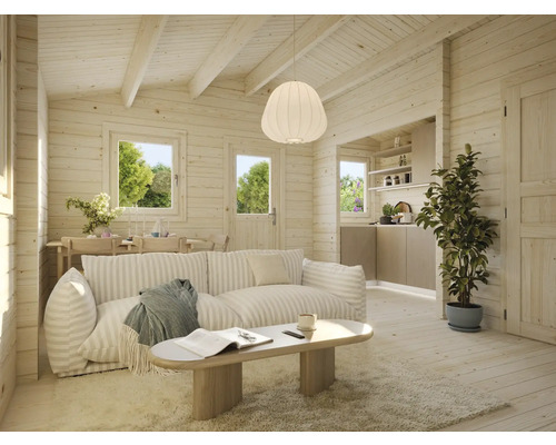Ljust vardagsrum med träväggar, soffa, bord och krukväxt
