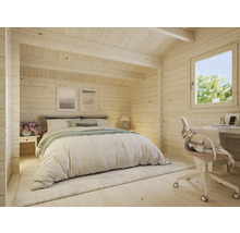 Ljust sovrum med träpanel, säng, skrivbord och kontorsstol