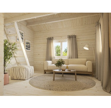 Ljust vardagsrum med träpanel, soffa, bord och trappa till en galleri