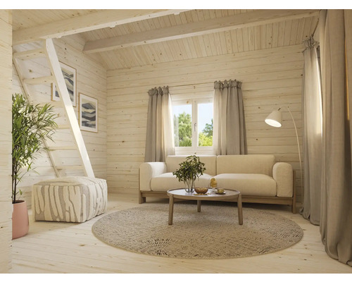 Ljust vardagsrum med träpanel, soffa, bord och trappa till en galleri