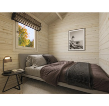 Sovrum med säng, sidobord och fönster med rullgardin