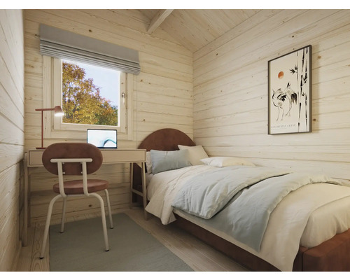 Ljust sovrum med säng, skrivbord och stol i ett trähus