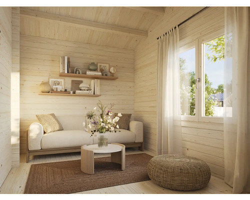 Interiör av ett ljust trähus med soffa, bord, hyllor och fönster