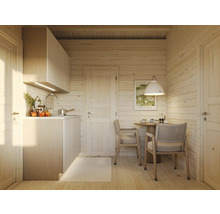 Ljust träkök med matbord och stolar