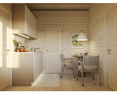 Ljust träkök med matbord och stolar