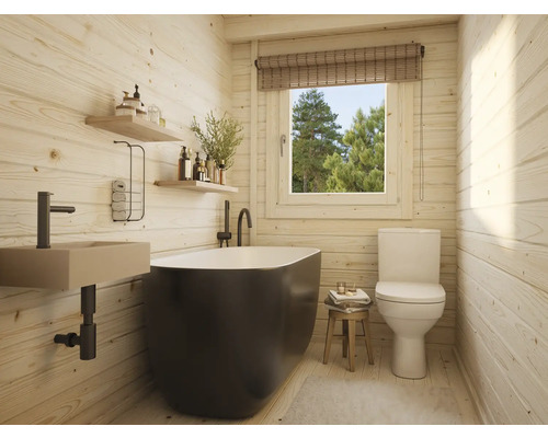 Ljust badrum med badkar, toalett och handfat framför trävägg