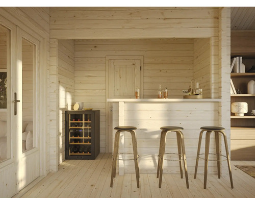 Ljus timmerstuga med bar, vinkyl och barstolar.