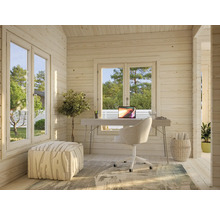 Ljust arbetsrum med skrivbord, kontorsstol, bärbar dator och dekorativa föremål i ett trähus.