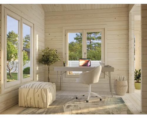 Ljust arbetsrum med skrivbord, kontorsstol, bärbar dator och dekorativa föremål i ett trähus.