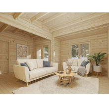 Vardagsrum i timmerhus med träpanel, soffor, soffbord och matta