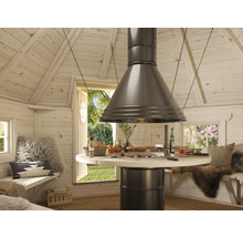 Interiör av en grillkåta med rund bordsgrill och rökfångare