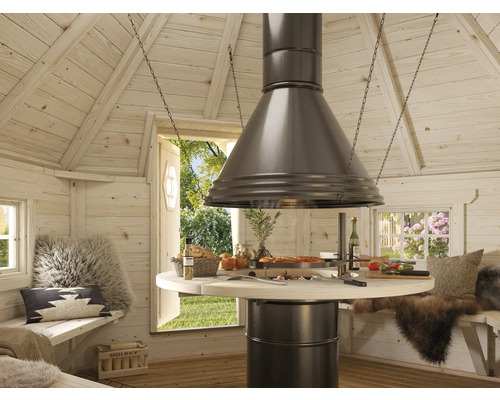 Interiör av en grillkåta med rund bordsgrill och rökfångare